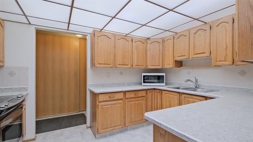 105-2110 Hoy Street, Kelowna, BC - Indoor Photo Showing Kitchen With Double Sink