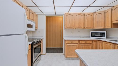 105-2110 Hoy Street, Kelowna, BC - Indoor Photo Showing Kitchen