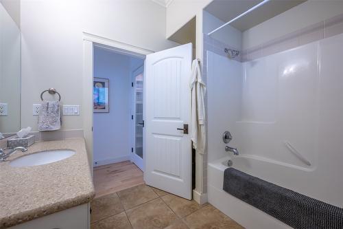 108-2629 Cornwall Drive, Penticton, BC - Indoor Photo Showing Bathroom