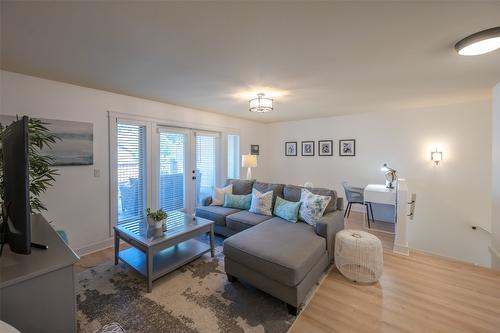 108-2629 Cornwall Drive, Penticton, BC - Indoor Photo Showing Living Room