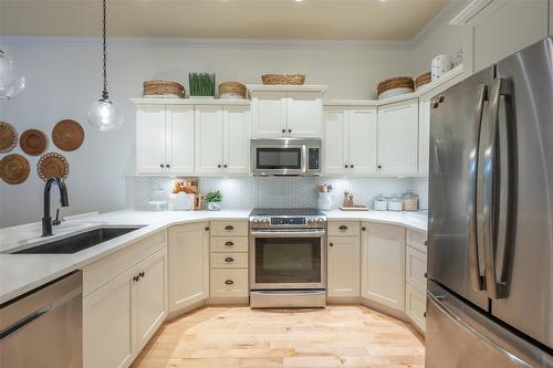 108-2629 Cornwall Drive, Penticton, BC - Indoor Photo Showing Kitchen With Upgraded Kitchen