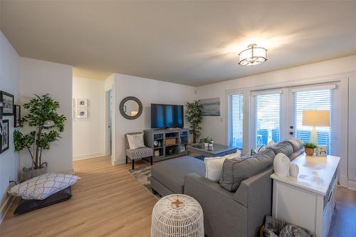 108-2629 Cornwall Drive, Penticton, BC - Indoor Photo Showing Living Room