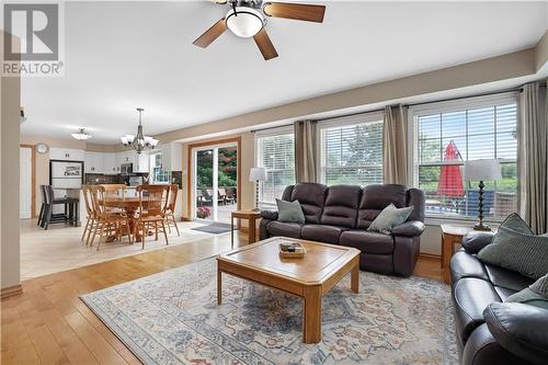 121 Pheasant Run, Calabogie, ON - Indoor Photo Showing Living Room