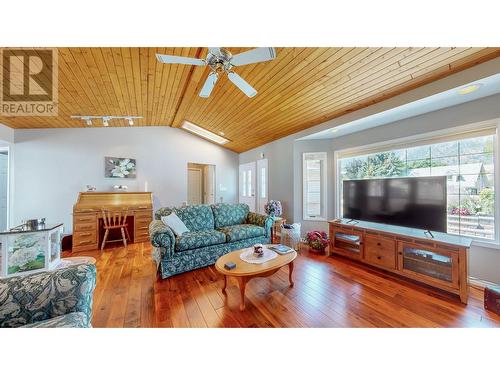 1021 Maple Street, Okanagan Falls, BC - Indoor Photo Showing Living Room