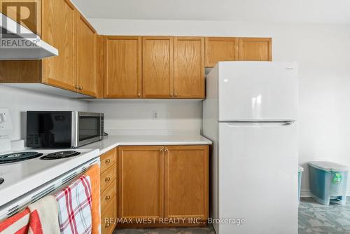 24 Todd Drive, Barrie (Innis-Shore), ON - Indoor Photo Showing Kitchen