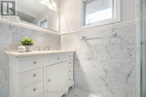 60 Scott Street, Brampton, ON - Indoor Photo Showing Bathroom