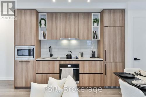 604 - 10 Graphophone Grove, Toronto (Dovercourt-Wallace Emerson-Junction), ON - Indoor Photo Showing Kitchen With Upgraded Kitchen