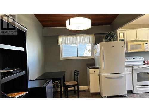 4633 Robson Avenue, Prince George, BC - Indoor Photo Showing Kitchen