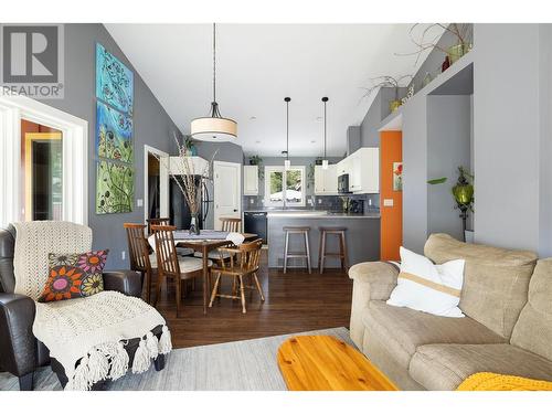 5587 Highway 6, Coldstream, BC - Indoor Photo Showing Living Room