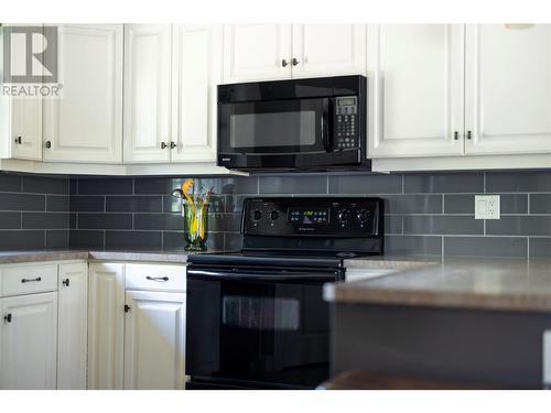 5587 Highway 6, Coldstream, BC - Indoor Photo Showing Kitchen