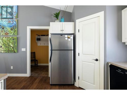 5587 Highway 6, Coldstream, BC - Indoor Photo Showing Kitchen