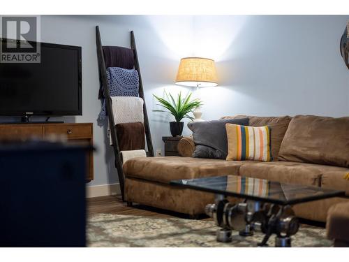 5587 Highway 6, Coldstream, BC - Indoor Photo Showing Living Room