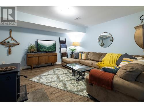 5587 Highway 6, Coldstream, BC - Indoor Photo Showing Living Room