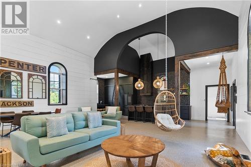 164 Ontario Street, Burk'S Falls, ON - Indoor Photo Showing Living Room