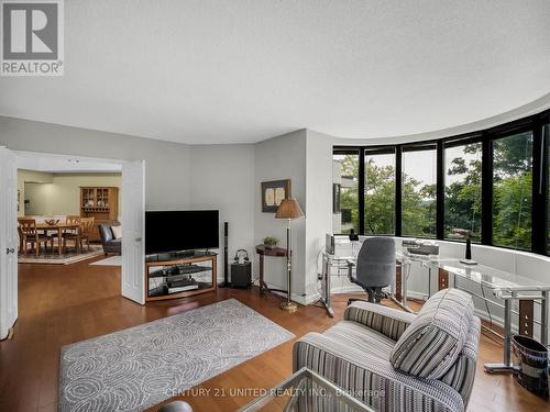 502 - 1818 Cherryhill Road, Peterborough (Monaghan), ON - Indoor Photo Showing Living Room