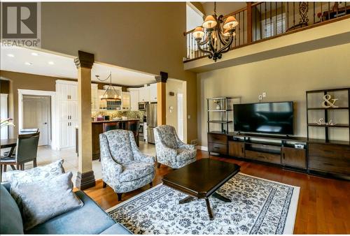 8897 Joseph Court, Niagara Falls, ON - Indoor Photo Showing Living Room