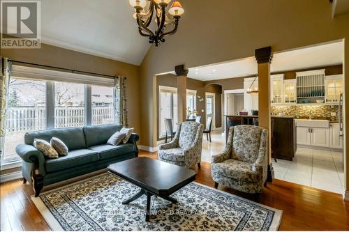 8897 Joseph Court, Niagara Falls, ON - Indoor Photo Showing Living Room