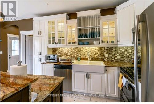 8897 Joseph Court, Niagara Falls, ON - Indoor Photo Showing Kitchen With Upgraded Kitchen