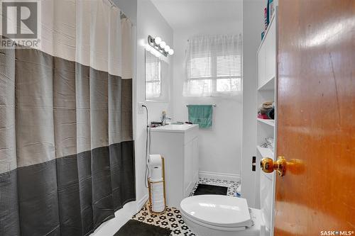 1220 Dewdney Avenue E, Regina, SK - Indoor Photo Showing Bathroom