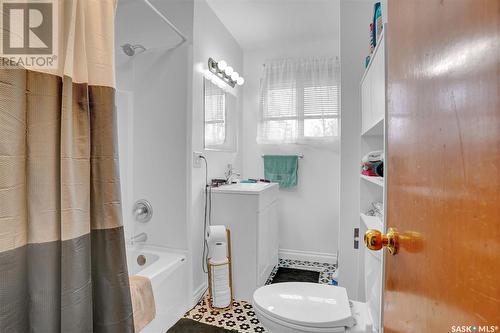 1220 Dewdney Avenue E, Regina, SK - Indoor Photo Showing Bathroom