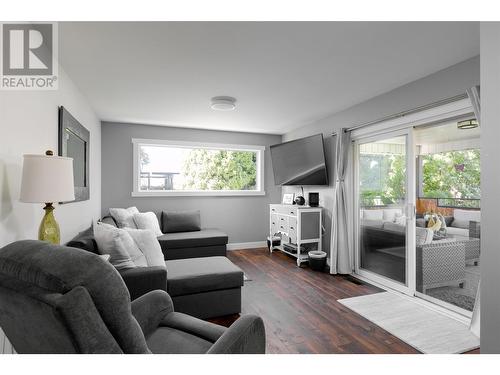 1149 Trevor Drive, West Kelowna, BC - Indoor Photo Showing Living Room