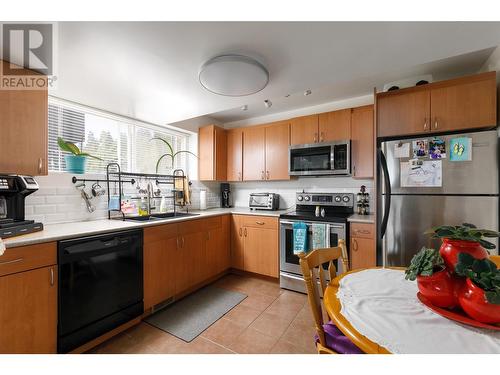 1149 Trevor Drive, West Kelowna, BC - Indoor Photo Showing Kitchen