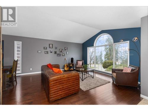 145 Magic Drive, Kelowna, BC - Indoor Photo Showing Living Room