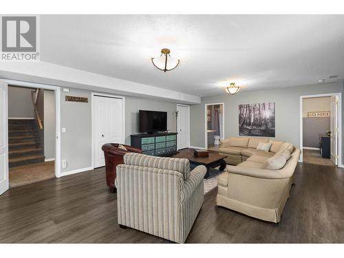 145 Magic Drive, Kelowna, BC - Indoor Photo Showing Living Room