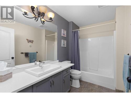 145 Magic Drive, Kelowna, BC - Indoor Photo Showing Bathroom