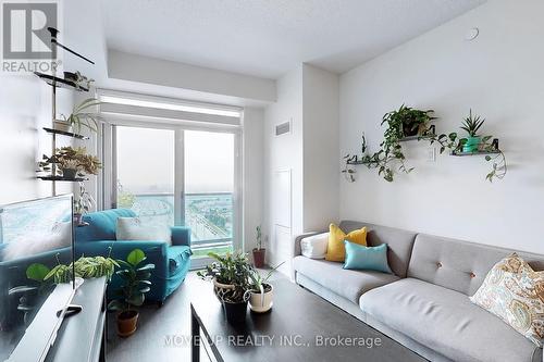 2004 - 3700 Highway 7, Vaughan (Vaughan Corporate Centre), ON - Indoor Photo Showing Living Room