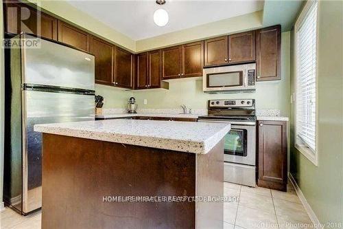 94 Joseph Griffith Lane, Toronto (Downsview-Roding-Cfb), ON - Indoor Photo Showing Kitchen