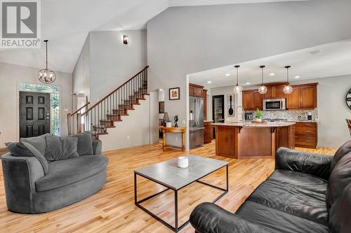 2396 Selkirk Drive, Kelowna, BC - Indoor Photo Showing Living Room