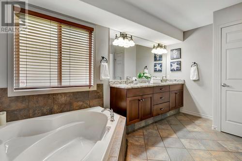 2396 Selkirk Drive, Kelowna, BC - Indoor Photo Showing Bathroom