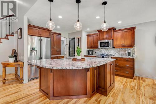 2396 Selkirk Drive, Kelowna, BC - Indoor Photo Showing Kitchen With Stainless Steel Kitchen With Upgraded Kitchen