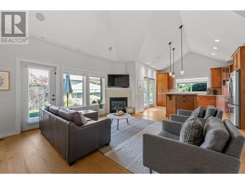 690 Lequime Road Unit# 112, Kelowna, BC - Indoor Photo Showing Living Room With Fireplace