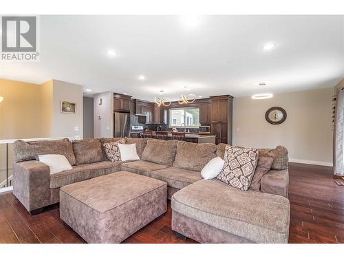 2555 O'Reilly Road, Kelowna, BC - Indoor Photo Showing Living Room