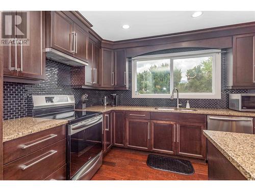 2555 O'Reilly Road, Kelowna, BC - Indoor Photo Showing Kitchen