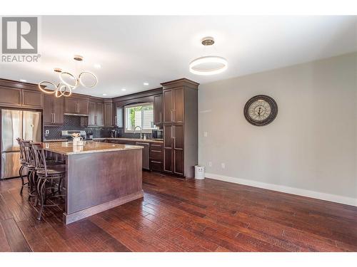 2555 O'Reilly Road, Kelowna, BC - Indoor Photo Showing Kitchen With Upgraded Kitchen