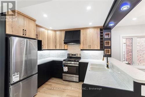 284 Grosvenor Avenue E, Hamilton (Crown Point), ON - Indoor Photo Showing Kitchen With Upgraded Kitchen