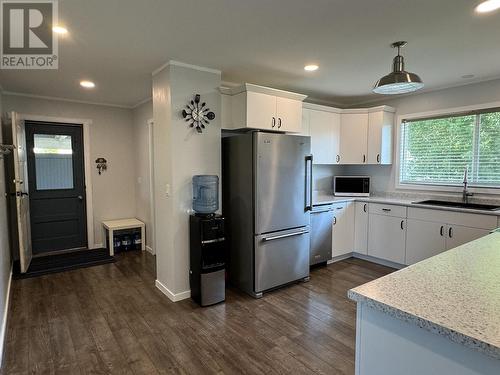 299 N Fifth Avenue, Williams Lake, BC - Indoor Photo Showing Kitchen