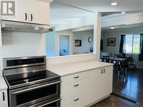 299 N Fifth Avenue, Williams Lake, BC - Indoor Photo Showing Kitchen