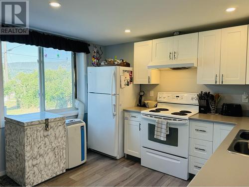 299 N Fifth Avenue, Williams Lake, BC - Indoor Photo Showing Kitchen