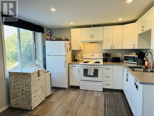 299 N Fifth Avenue, Williams Lake, BC - Indoor Photo Showing Kitchen With Double Sink