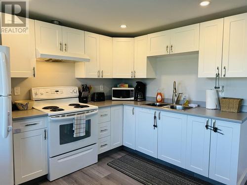 299 N Fifth Avenue, Williams Lake, BC - Indoor Photo Showing Kitchen With Double Sink