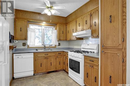 274 Plainsview Drive, Regina, SK - Indoor Photo Showing Kitchen With Double Sink