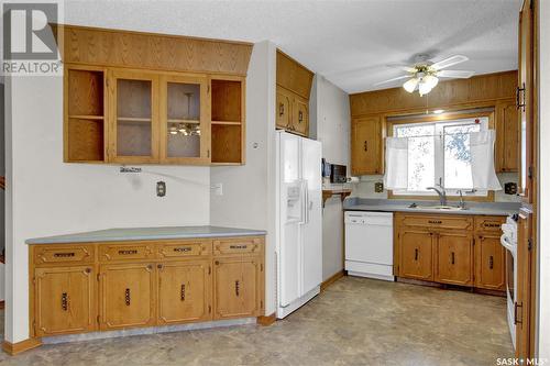 274 Plainsview Drive, Regina, SK - Indoor Photo Showing Kitchen With Double Sink