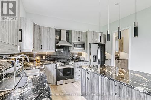 37 Woodhaven Avenue, Aurora (Aurora Estates), ON - Indoor Photo Showing Kitchen With Upgraded Kitchen