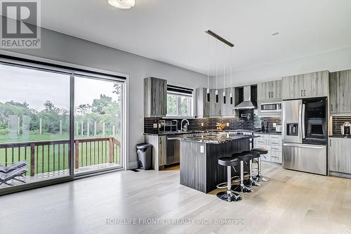 37 Woodhaven Avenue, Aurora (Aurora Estates), ON - Indoor Photo Showing Kitchen