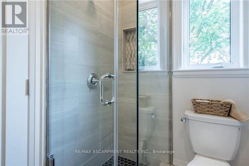 1017 Plains View Avenue, Burlington (Lasalle), ON - Indoor Photo Showing Bathroom