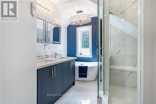 1017 Plains View Avenue, Burlington (Lasalle), ON - Indoor Photo Showing Bathroom